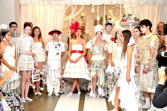 Foto einer Gruppe schüler mit kleidung aus papier