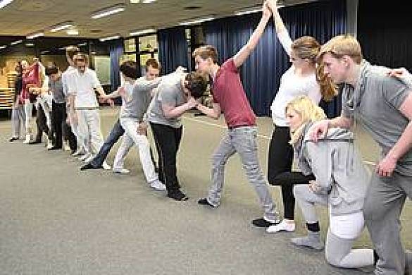 Foto eines Schülers mit weißer Maske