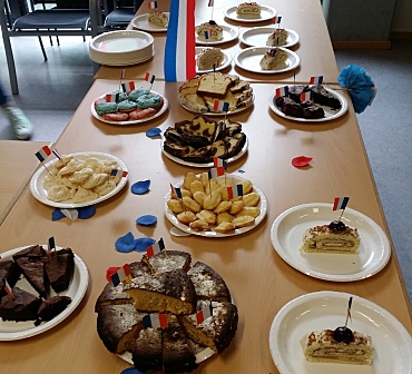 Kuchen auf Tischen mit französichen Fahnen