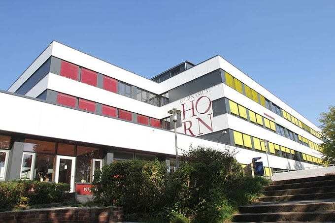 Ein Foto der Au&szlig;enseite unserer Schule in der Sonne