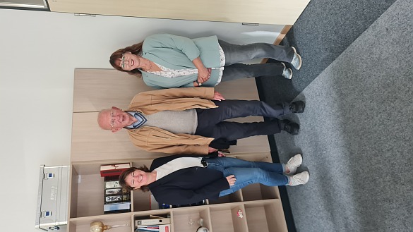 Ein Foto der aktuellen Schulleitung Preuschoff und Lührs mit dem ehemaligen Schulleiter Wessels