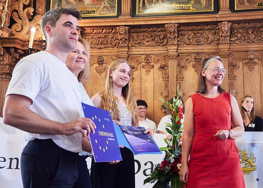Freude über die Auszeichnung: Das Gymnasium Horn erhält von der Senatorin für Kinder und Bildung, Sascha Karolin Aulepp (rechts), das Zertifikat Europaschule für ihr besonderes Engagement in der Europabildung und interkulturellen Kompetenz.