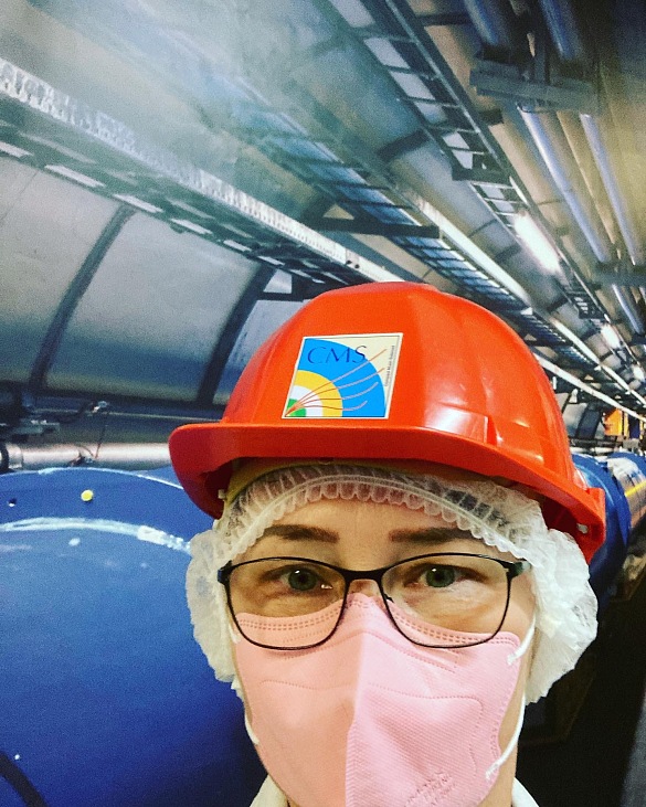 Foto einer Lehrkraft mit Helm und Mundschutz