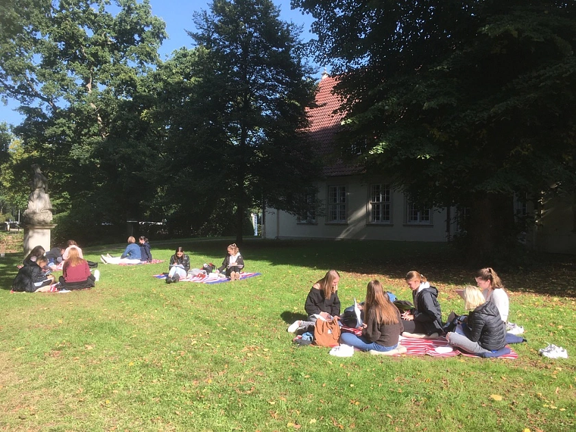 Jugendliche des Lk-Kunst-QII bei der Projektarbeit vor Haus Riensberg
