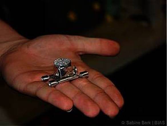 Foto einer Hand mit Metall darauf