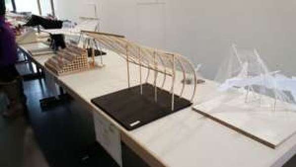 Foto der Brückenmodelle auf Tischen 