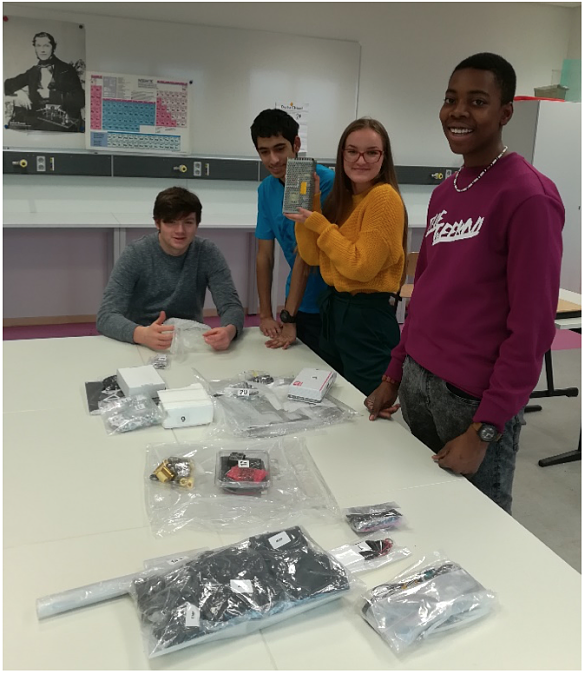 Foto der Teilnehmer mit 3D Druckbauteilen