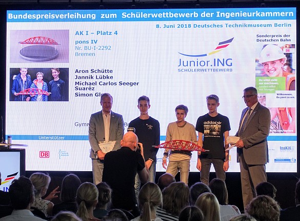 Foto der Gewinner auf der Bühne