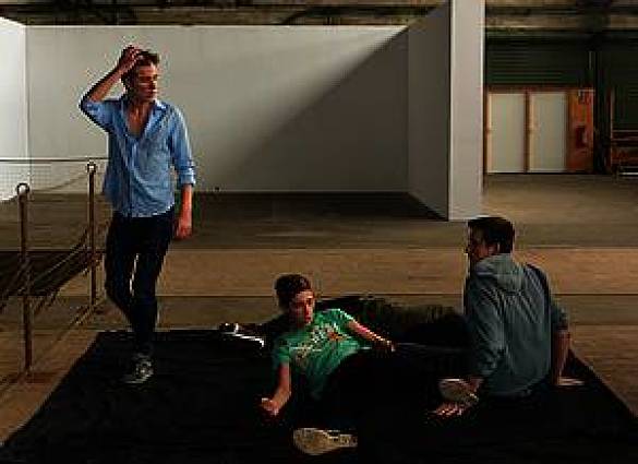 Foto von Schülern die zusammen Buchstaben bilden