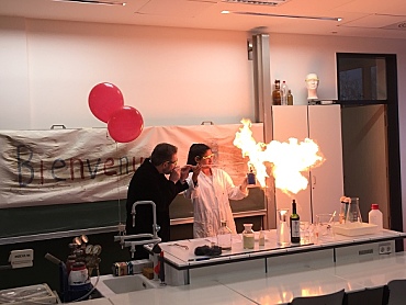 Chemieexperiment mit einer feurigen Reaktion