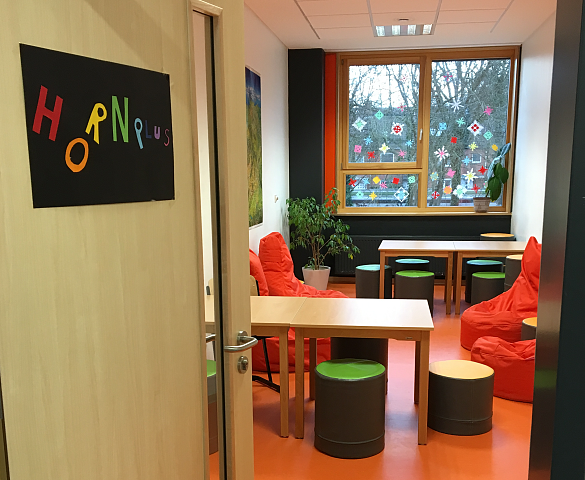 Ein Foto des HornPlus Raumes mit gemütlichen Stühlen