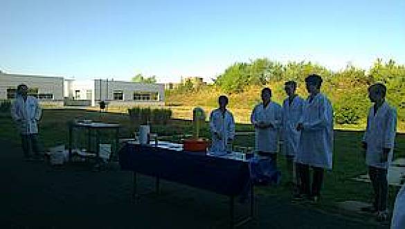 Foto der Teilnehmer draußen im Schatten