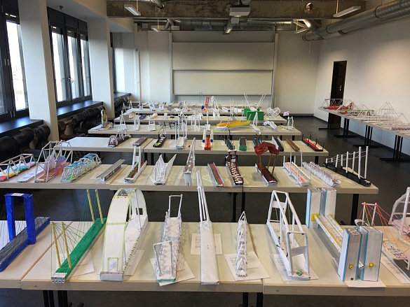 Foto der Brückenmodelle auf Tischen 