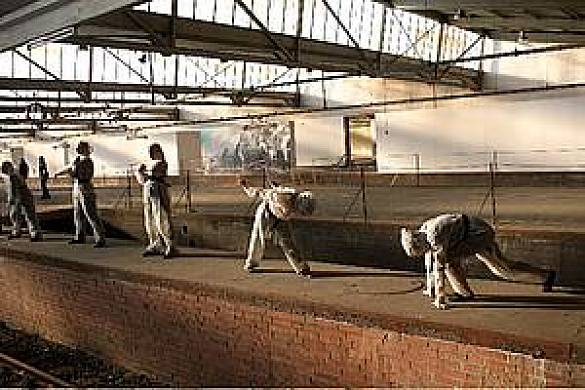 Foto von Menschen im Güterbahnhof