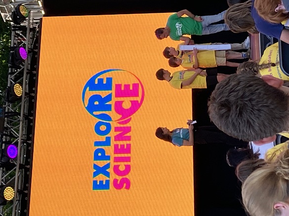 Foto von Teilnehmern auf einer Bühne