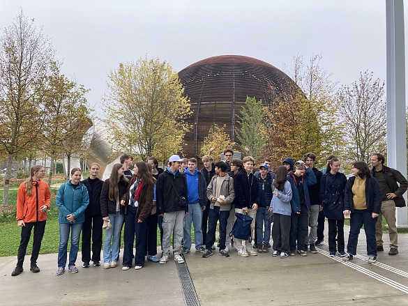 Foto der Teilnehmer draußen vor einem Gebäude