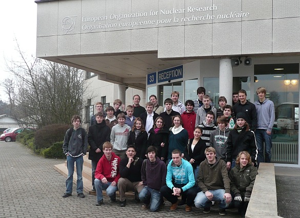 Foto der Teilnehmer draußen vor einem Gebäude