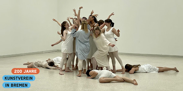 Gruppenfoto von Schülern in weiß in der Kunsthalle