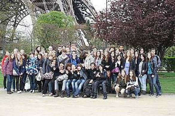 Gruppenfoto der Teilnehmer vorm Eiffelturm