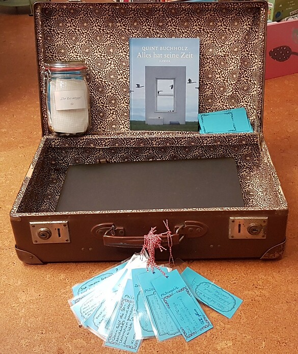 Foto des Koffers mit Gedichten und Schildern darin