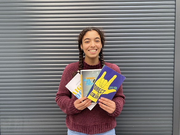 Foto der Gewinnerin mit Preisen in der Hand