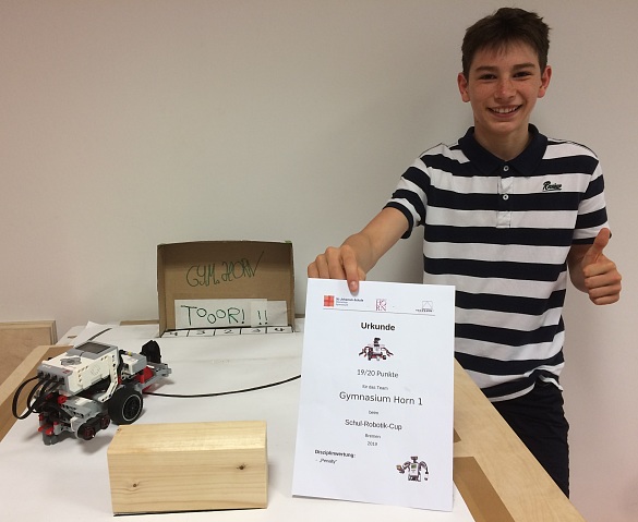 Foto des Gewinners mit Urkunde