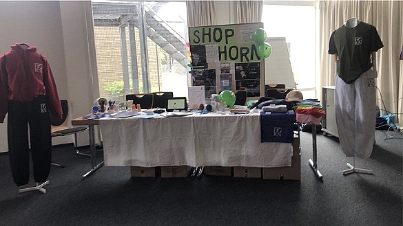 Ein Foto des Standes der Schülerfirmenmesse mit den Produkten des ShopHorns