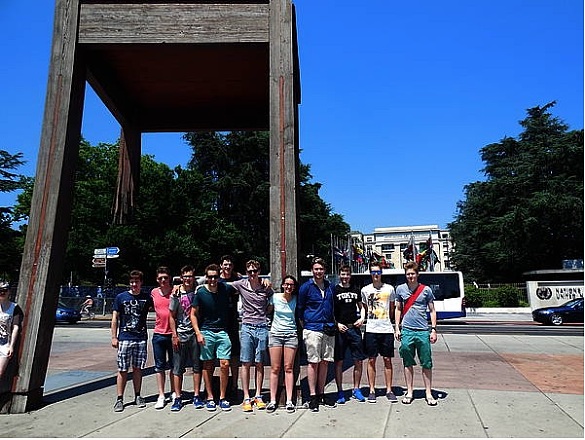 Foto der Teilnehmer draußen vor einem Gebäude