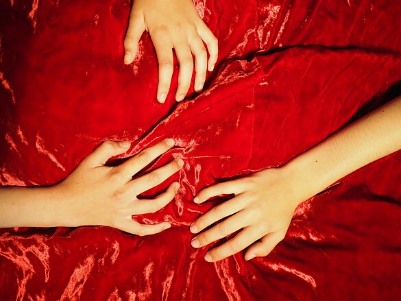 HÄnde auf Rotem Seidentuch