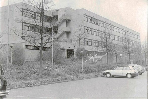 Eine alte Aufnahme der Schule in schwarzweiss 