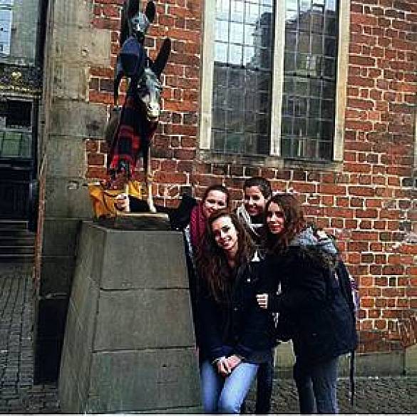 Foto von Schülern neben den bremer Stadtmusikanten