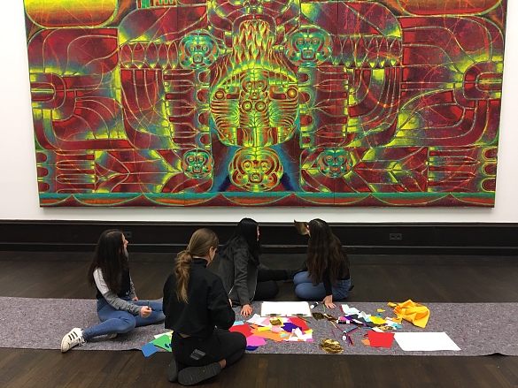 Foto von Schülern Vor einem Gemälde