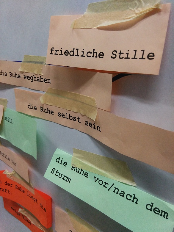 Foto von Schnipseln mit Aufschriften wie friedliche Stille oder die Ruhe selbst sein