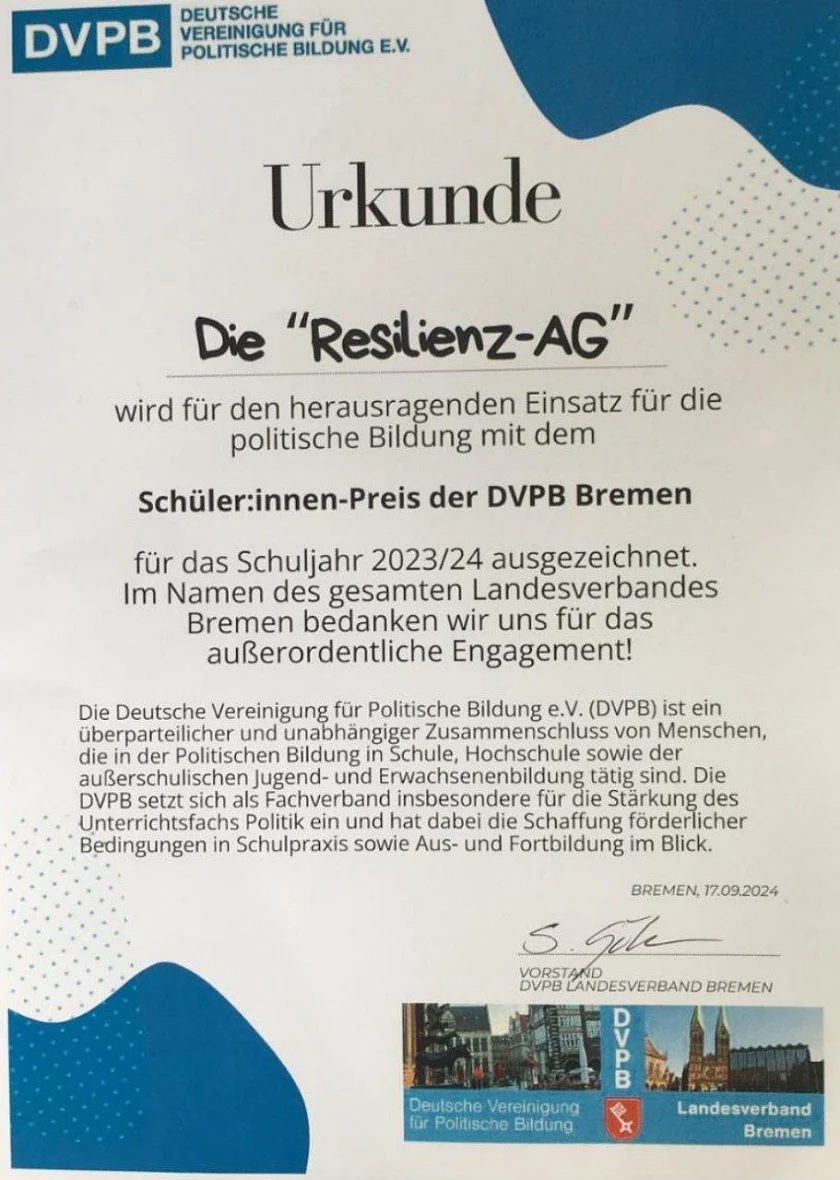 Ein Foto der Urkunde der DVPB Bremen für herausragenden Einsatz für die politische Bildung 2024