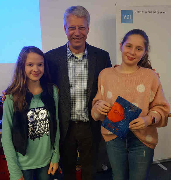 Foto der Gewinnerinnen mit dem Astronauten in der Mitte