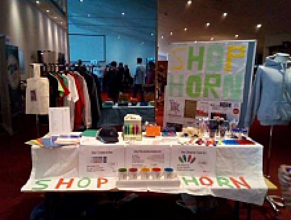 Ein Foto des Standes der Schülerfirmenmesse mit den Produkten des ShopHorns