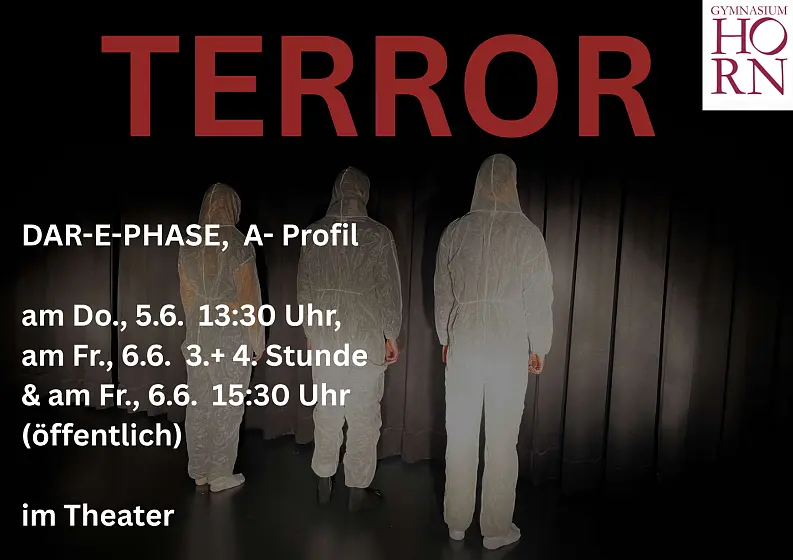 Werbeplakat des Stücks mit Titel und Terminen darauf, zu sehen sind 3 Menschen im Schutzanzug vor schwarzem Vorhang