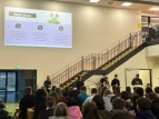 Foto der Diskussionsrunde in der Schulmensa