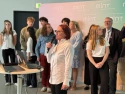 bild einer sprecherin am pult